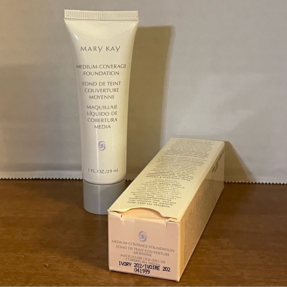Mary Kay Medium Coverage Foundation Ivory 202 Gray Cap Retired Discontinued - Picture 2 of 3